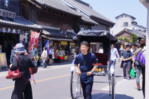 人力車も走っています