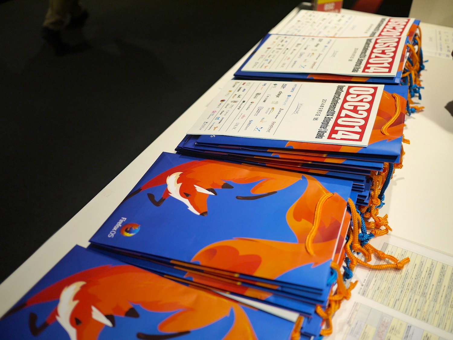 Mozilla Japanさん提供の紙袋